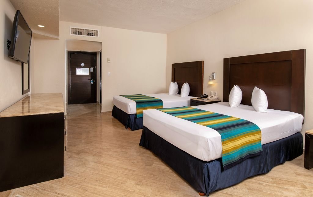 Estándar 2 Camas Dobles Vista al Mar (2 Adultos – 2 Niños)