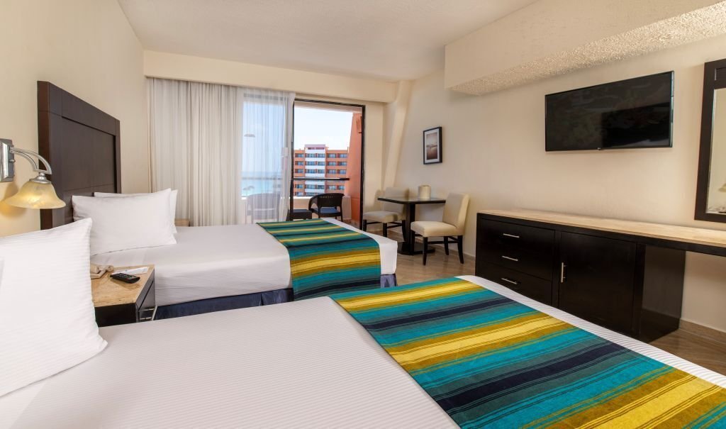 Estándar 2 Camas Dobles Vista al Mar (2 Adultos – 2 Niños)
